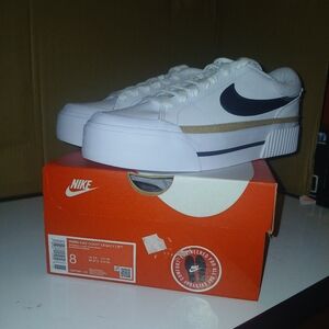 NIB Womens 8 Nike court legacy lift